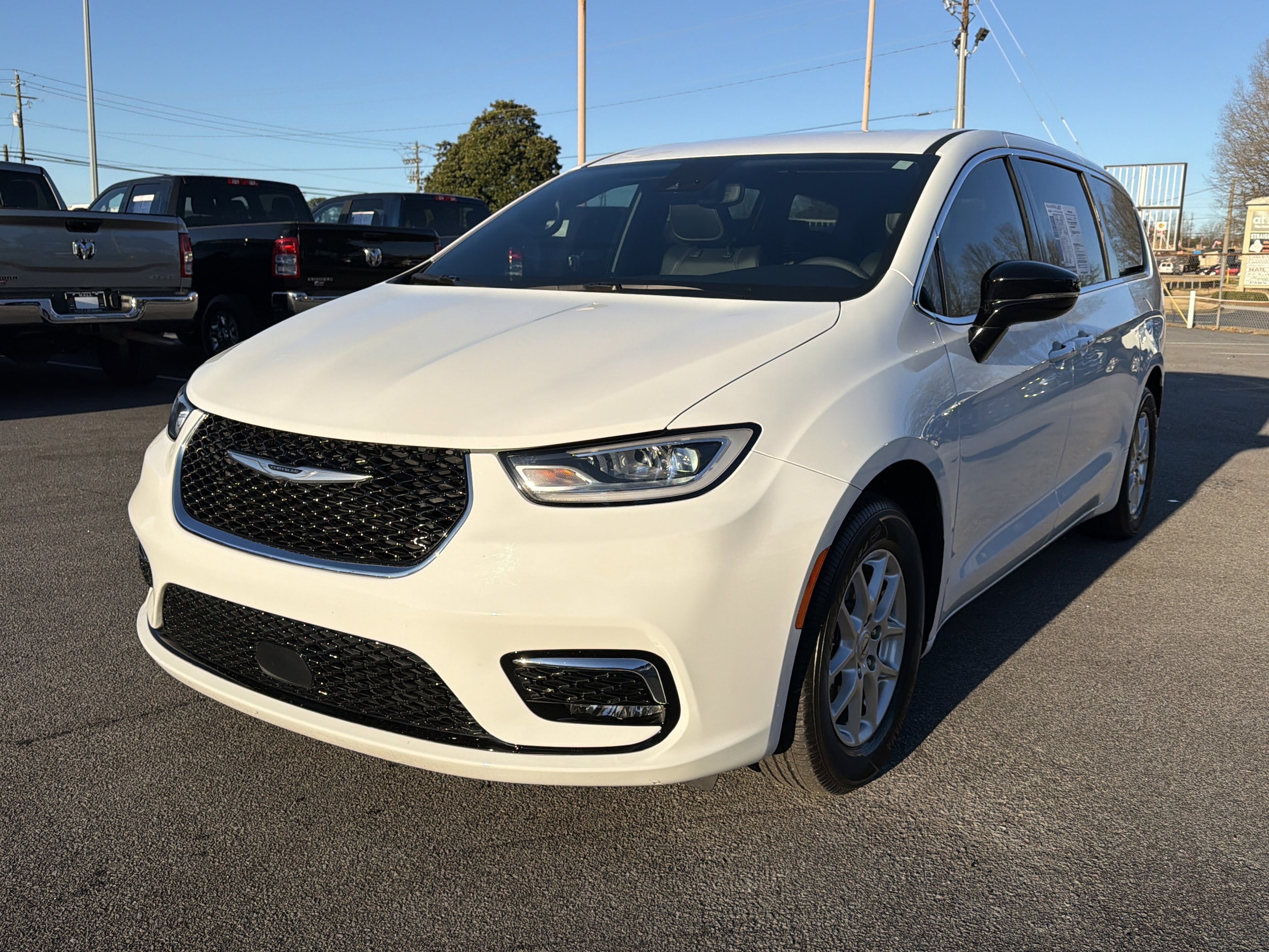 2025 Chrysler Pacifica Select's photo