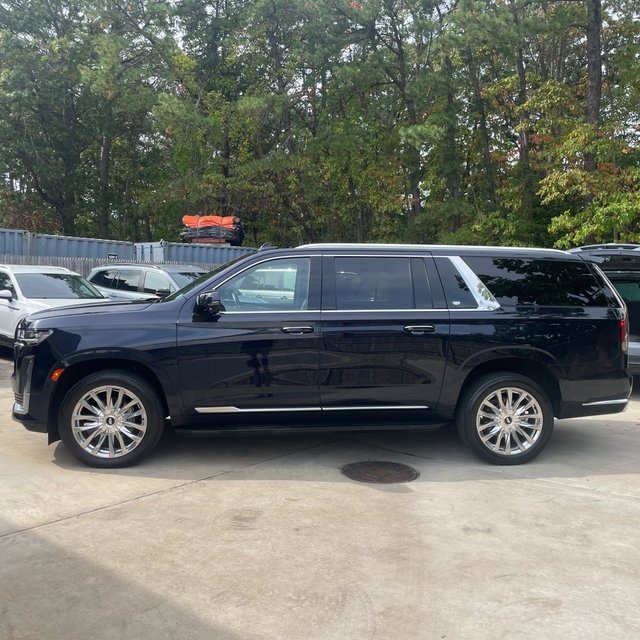2023 Cadillac Escalade ESV Premium Luxury photo 2