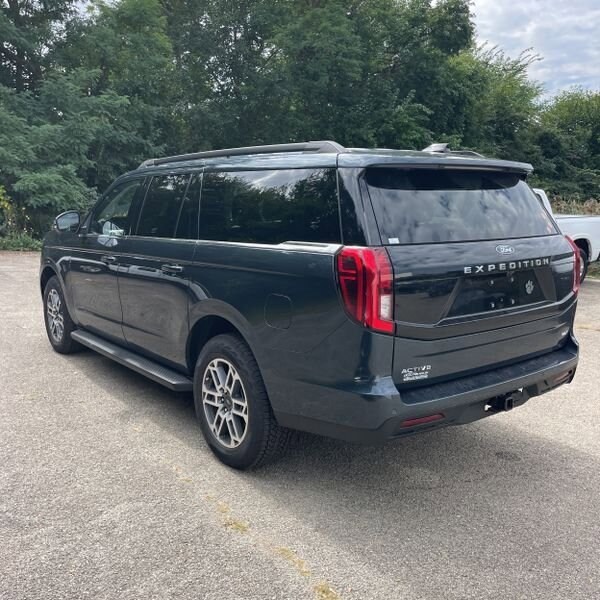 2025 Ford Expedition MAX photo 2