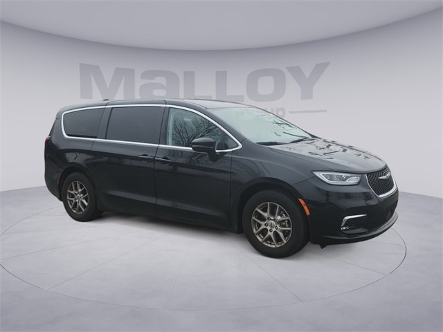 2024 Chrysler Pacifica Touring L's photo