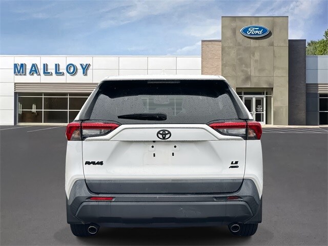2022 Toyota RAV4 LE photo 3