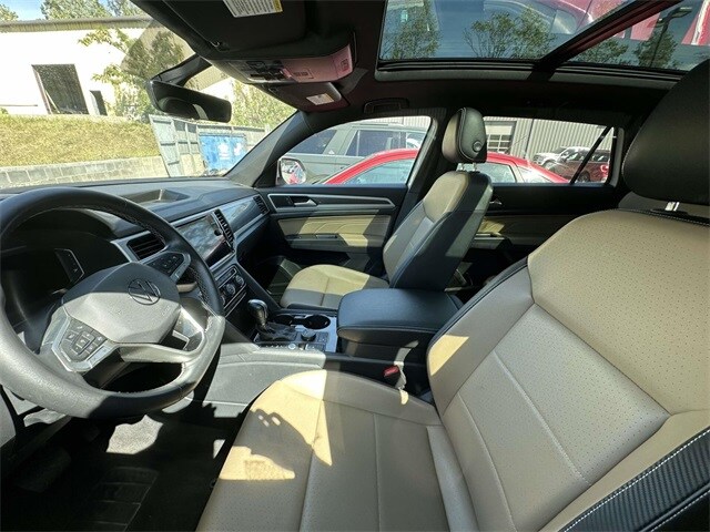 2022 Volkswagen Atlas Cross Sport V6 SE Technology photo 2
