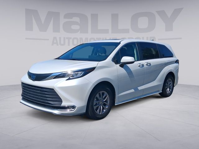 2023 Toyota Sienna XLE 7-Passenger Hybrid FWD's photo