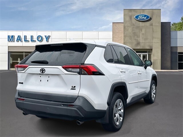 2022 Toyota RAV4 LE photo 2