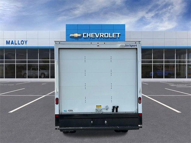 2023 Chevrolet Express Cutaway photo 3