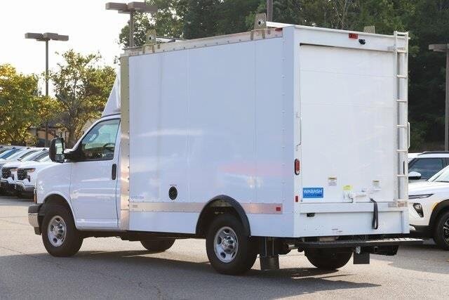 2023 Chevrolet Express Cutaway 3500 photo 2
