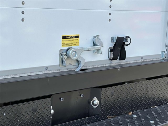 2023 Chevrolet Express Cutaway photo 4