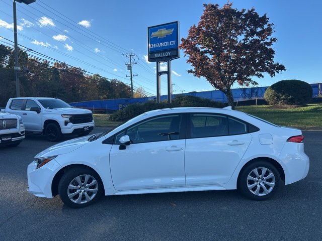 2025 Toyota Corolla LE photo 2