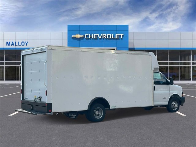 2023 Chevrolet Express Cutaway photo 2