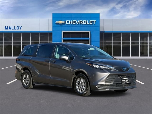 2024 Toyota Sienna LE's photo
