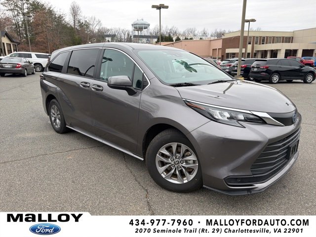 2024 Toyota Sienna LE's photo