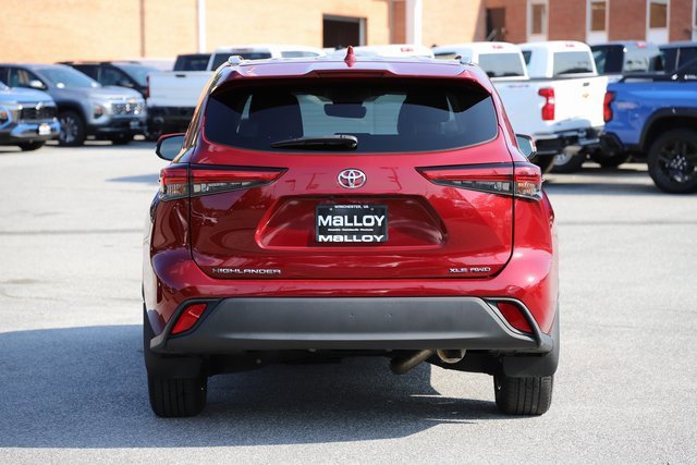 2021 Toyota Highlander XLE photo 3