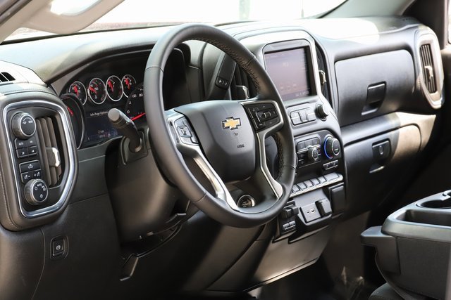 2021 Chevrolet Silverado 1500 LT photo 2