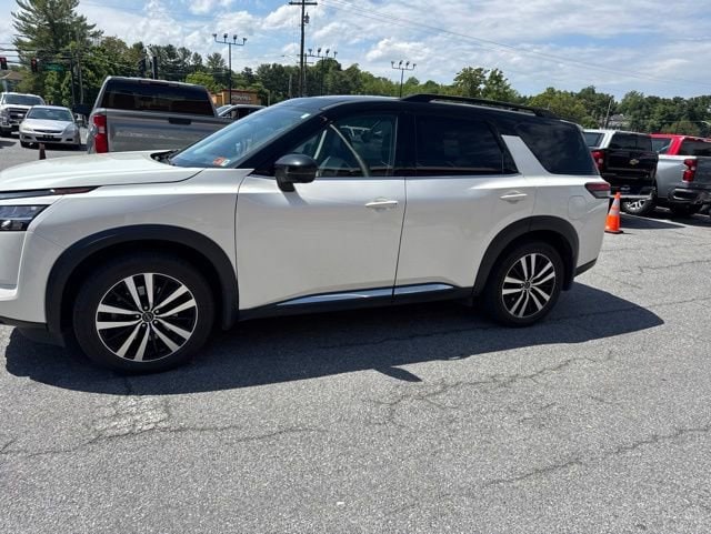 2024 Nissan Pathfinder Platinum 4WD's photo