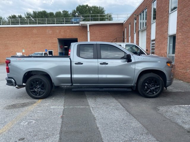 2025 Chevrolet Silverado 1500 Custom photo 2