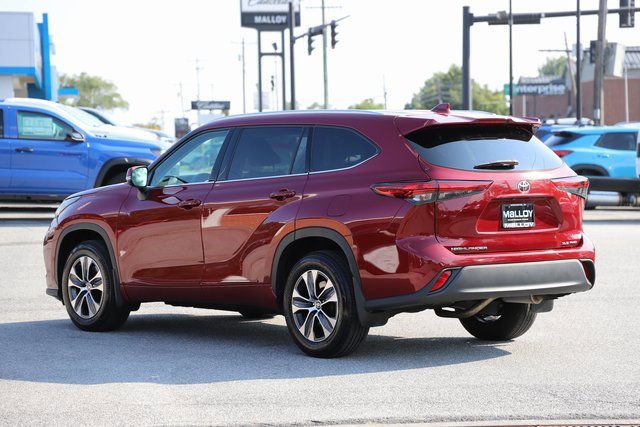 2021 Toyota Highlander XLE photo 2