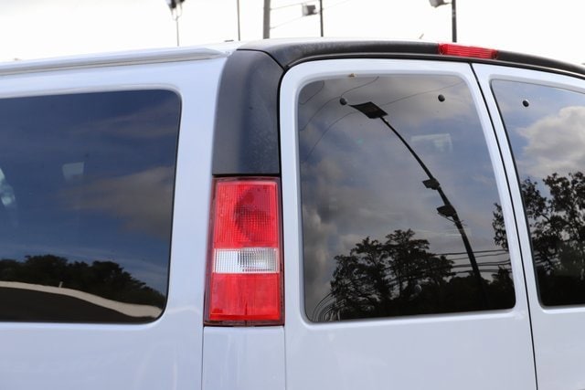 2018 Chevrolet Express 3500 LT Van Passenger photo 4