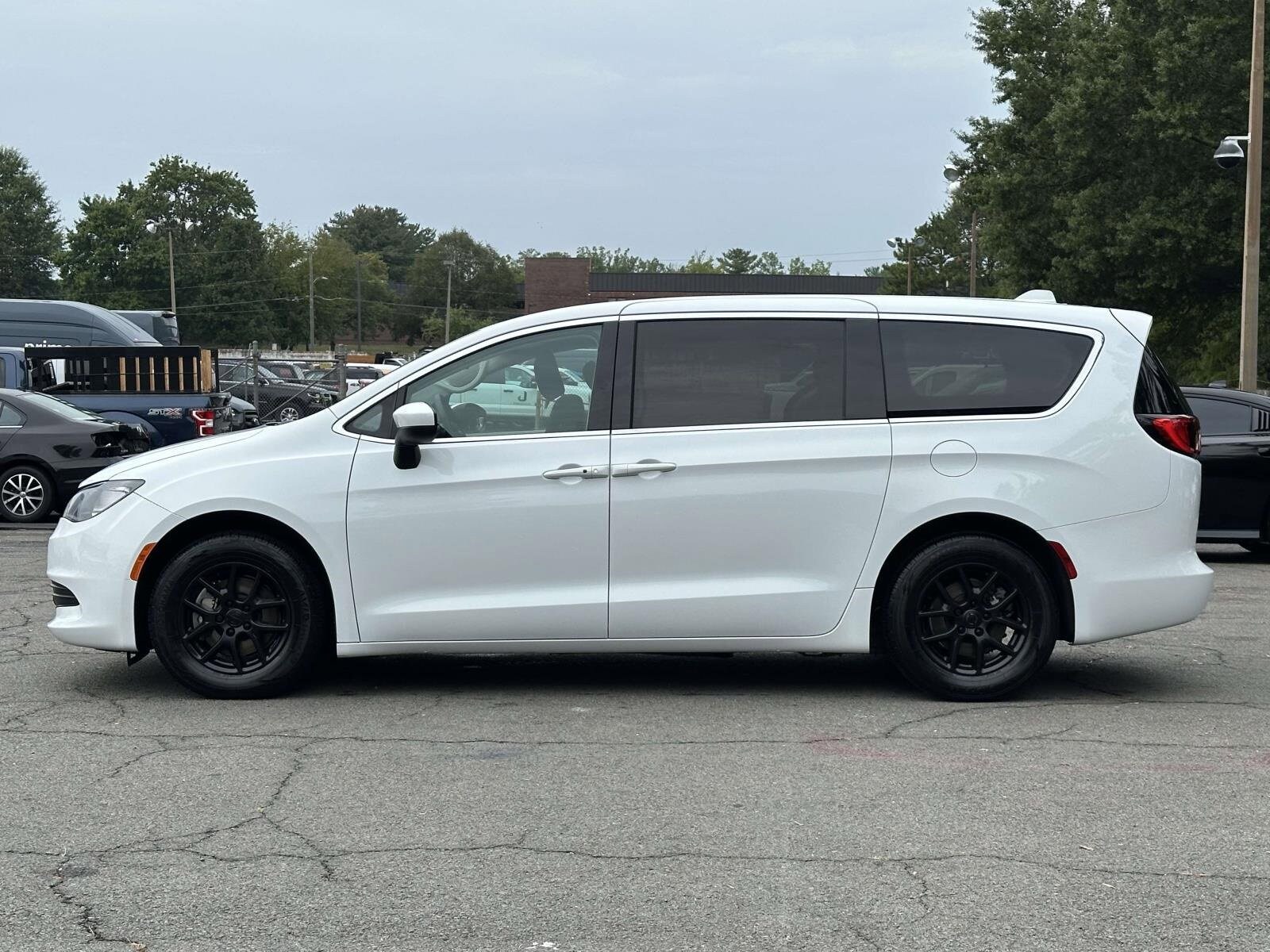 2019 Chrysler Pacifica LX photo 2