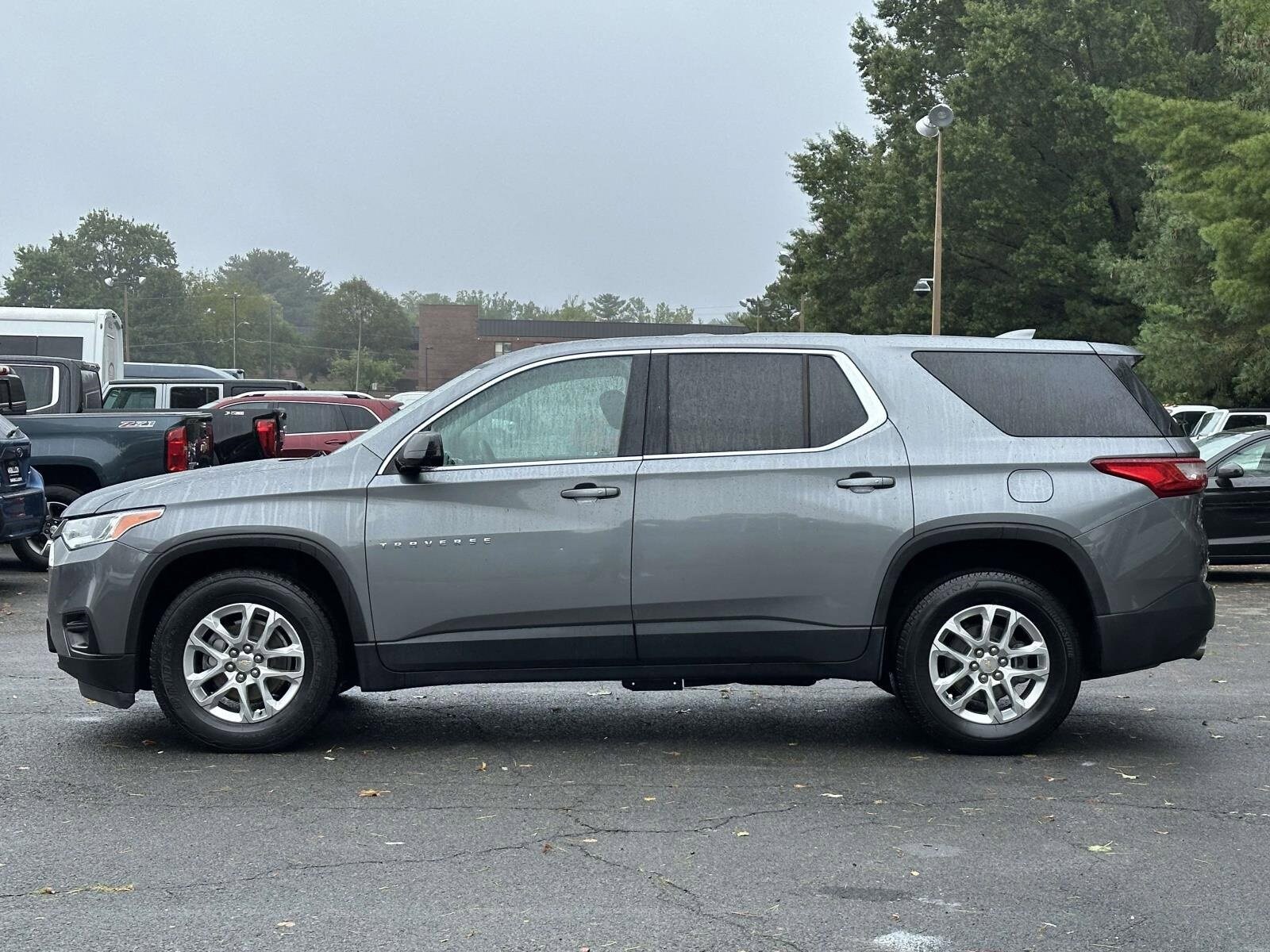 2019 Chevrolet Traverse LS photo 2