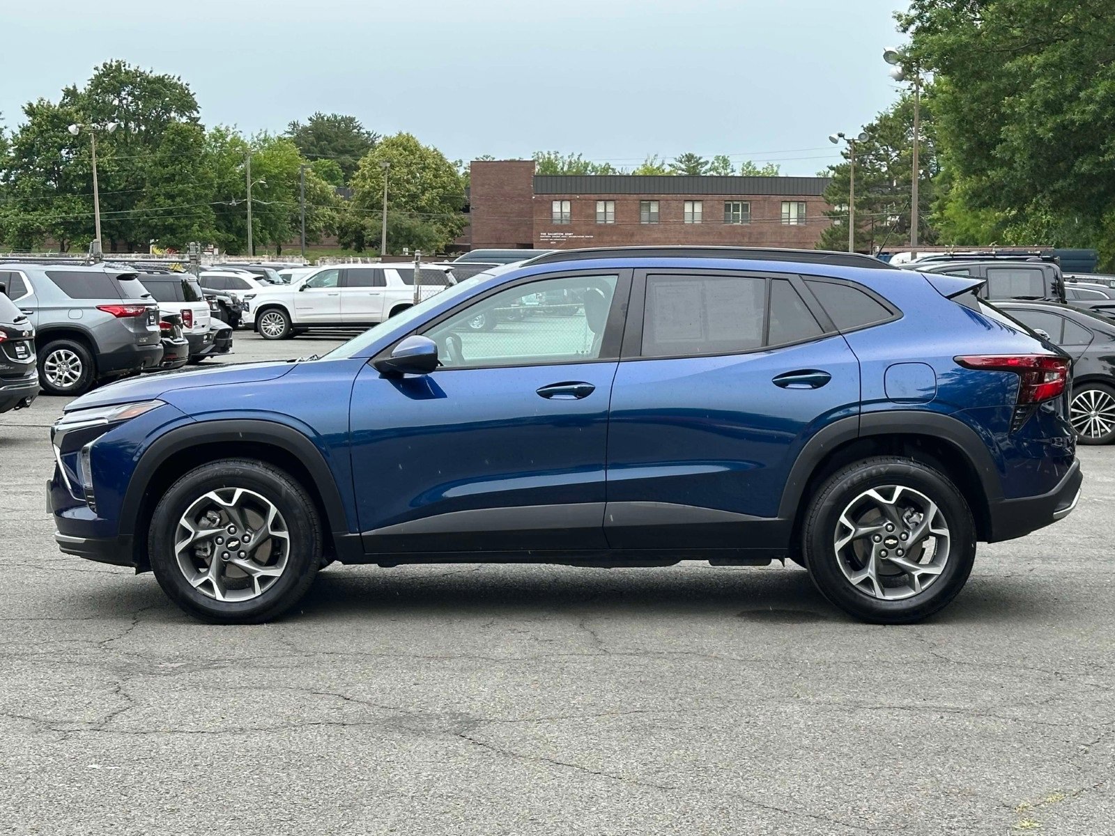 2024 Chevrolet Trax LT photo 2
