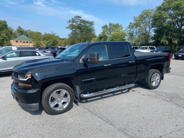 2018 Chevrolet Silverado 1500 Custom photo 2