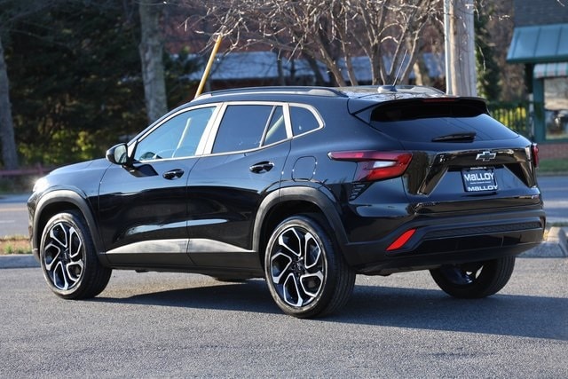 2024 Chevrolet Trax photo 2