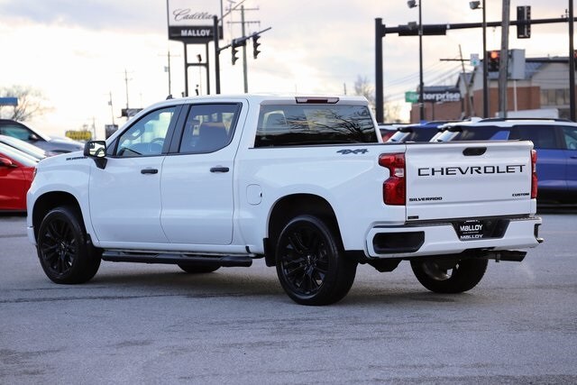 2023 Chevrolet Silverado 1500 Custom photo 2