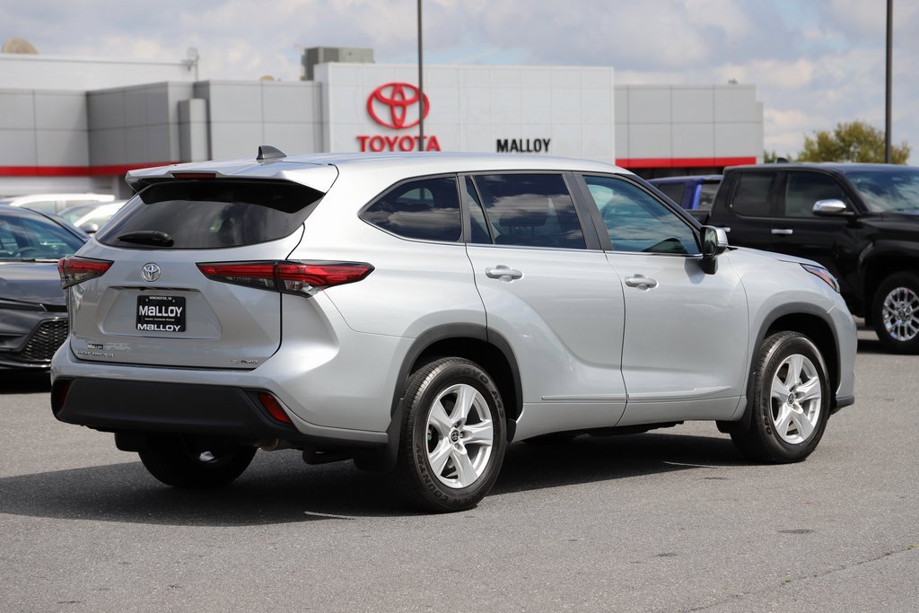 2023 Toyota Highlander LE photo 4