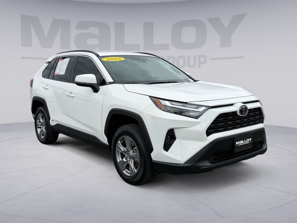 2025 Toyota RAV4 XLE - Photo 6