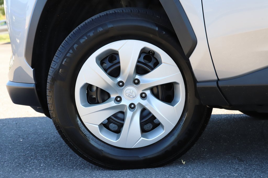 2021 Toyota RAV4 LE photo 4