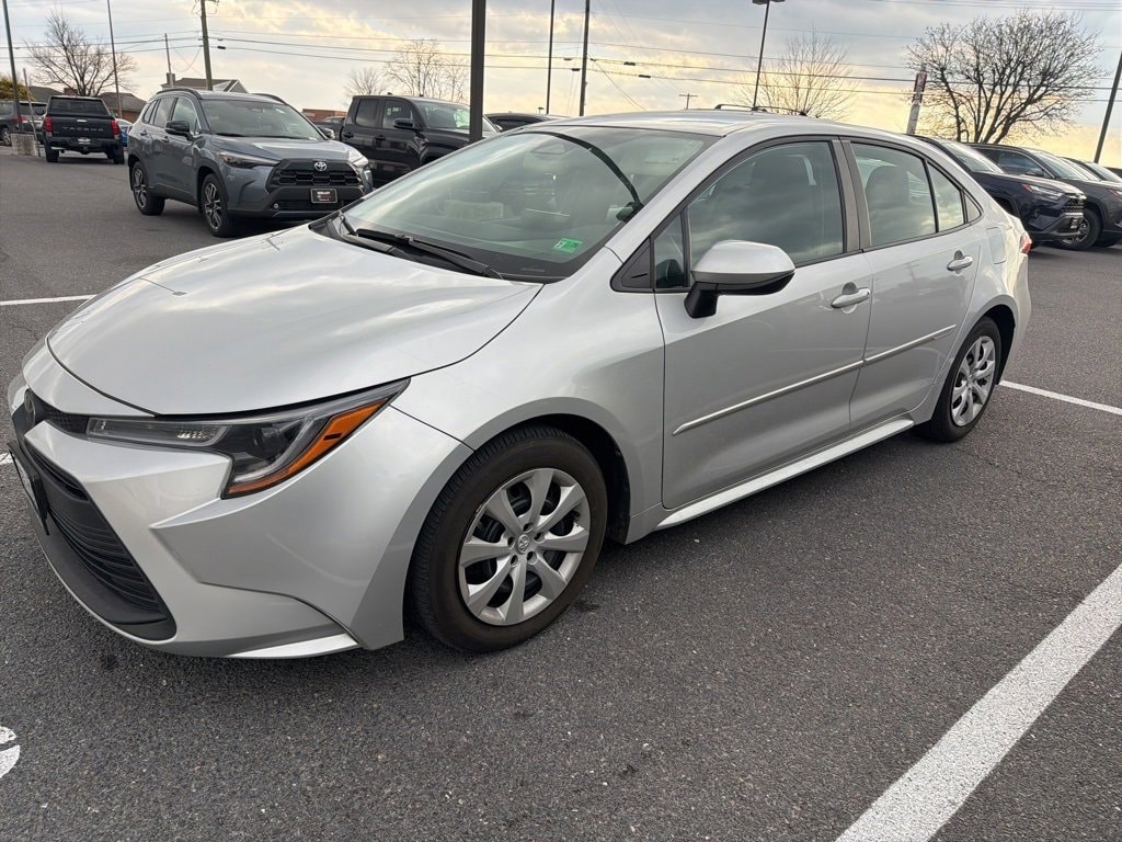 2024 Toyota Corolla LE's photo