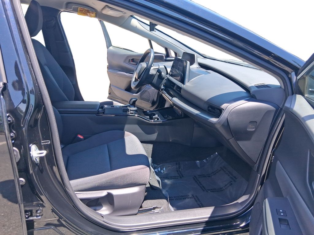 2025 Toyota Prius LE - Photo 17