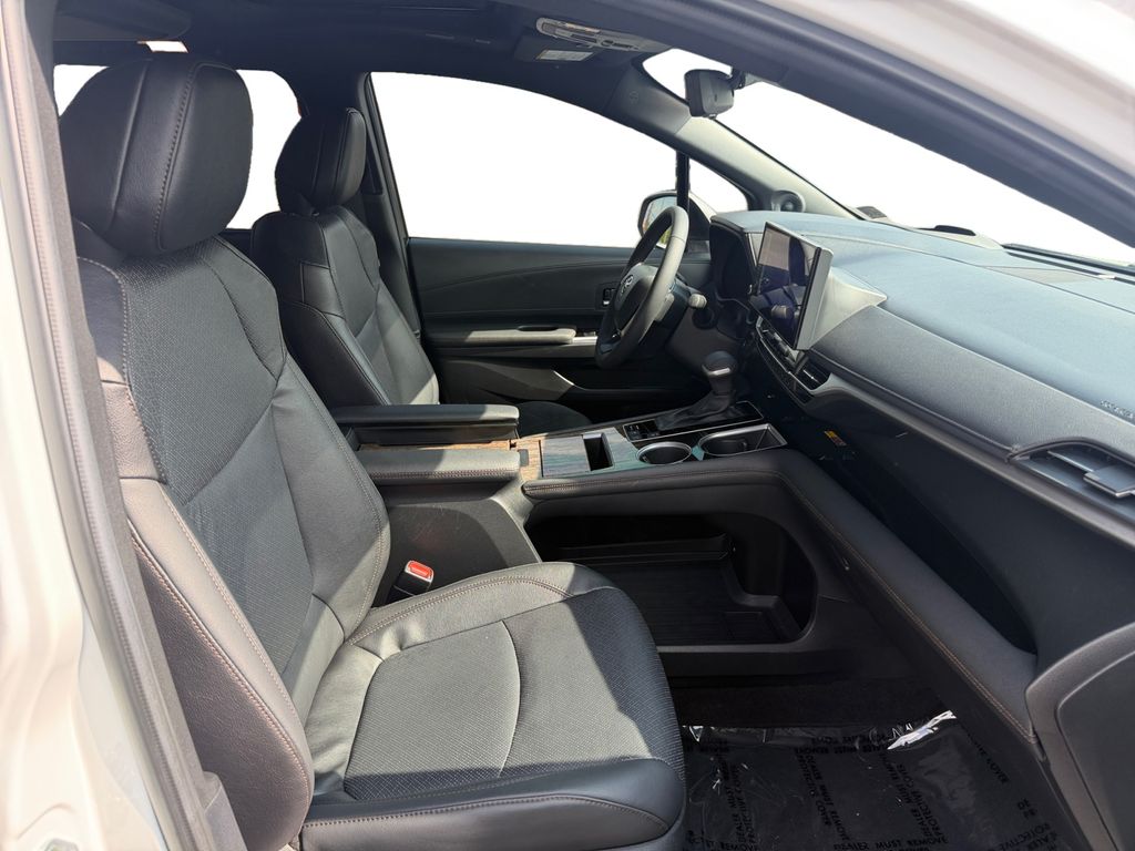 2025 Toyota Sienna 17