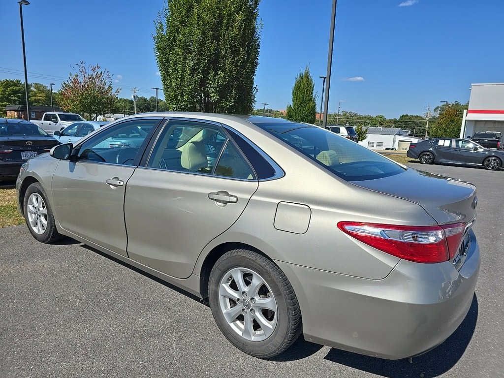 2015 Toyota Camry LE photo 3