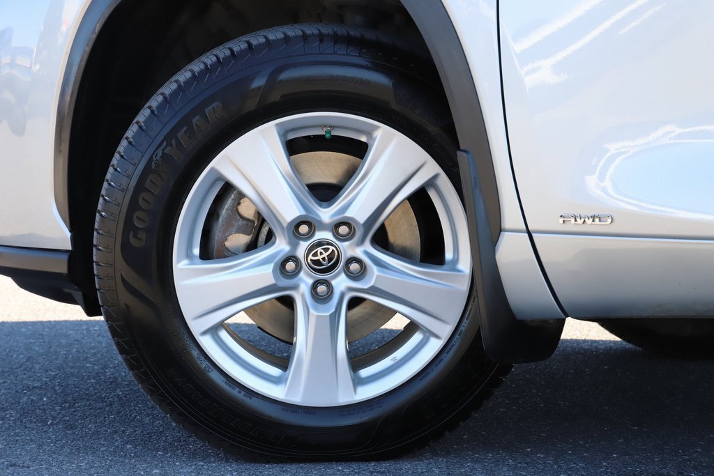 2023 Toyota Highlander Hybrid LE photo 4