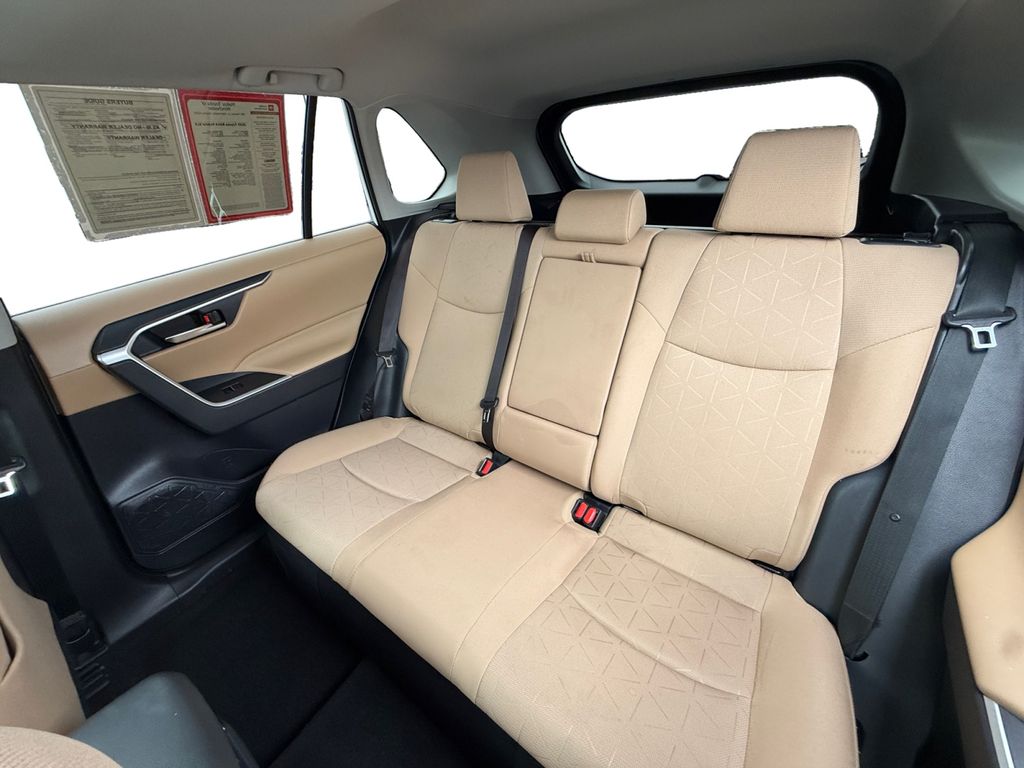 2025 Toyota RAV4 XLE - Photo 15