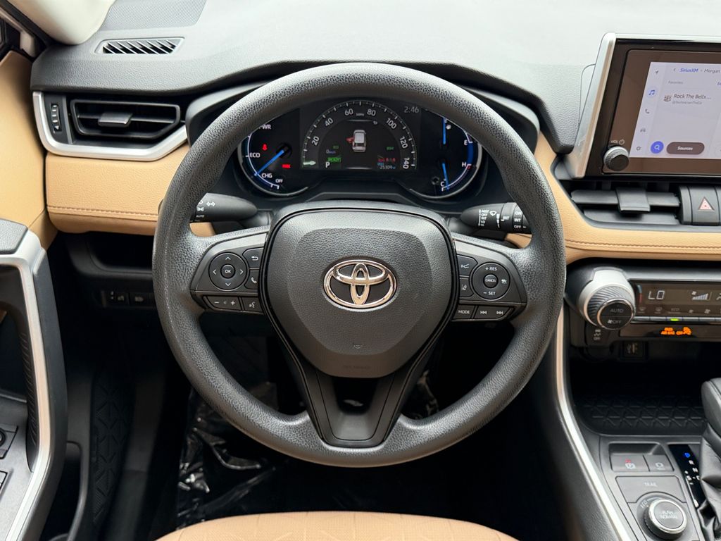 2025 Toyota RAV4 XLE - Photo 12