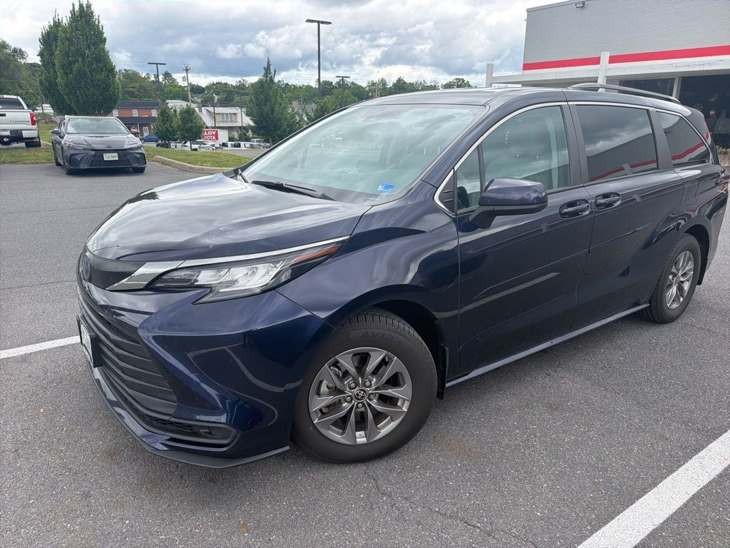 2023 Toyota Sienna LE 8-Passenger Hybrid FWD's photo
