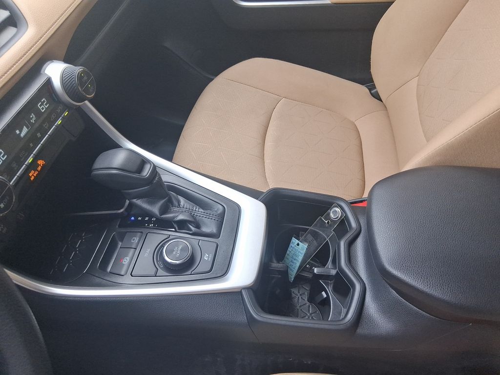 2025 Toyota RAV4 XLE - Photo 15