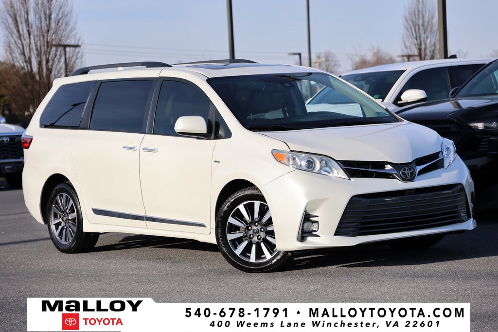 2018 Toyota Sienna XLE's photo