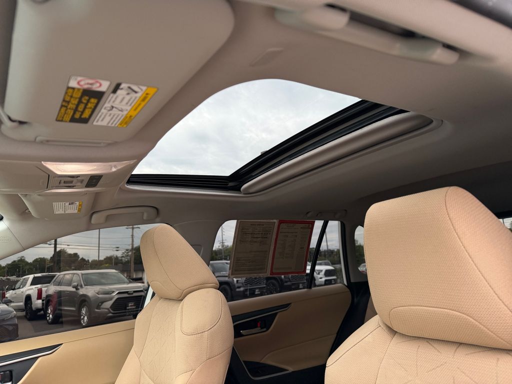 2025 Toyota RAV4 XLE - Photo 23