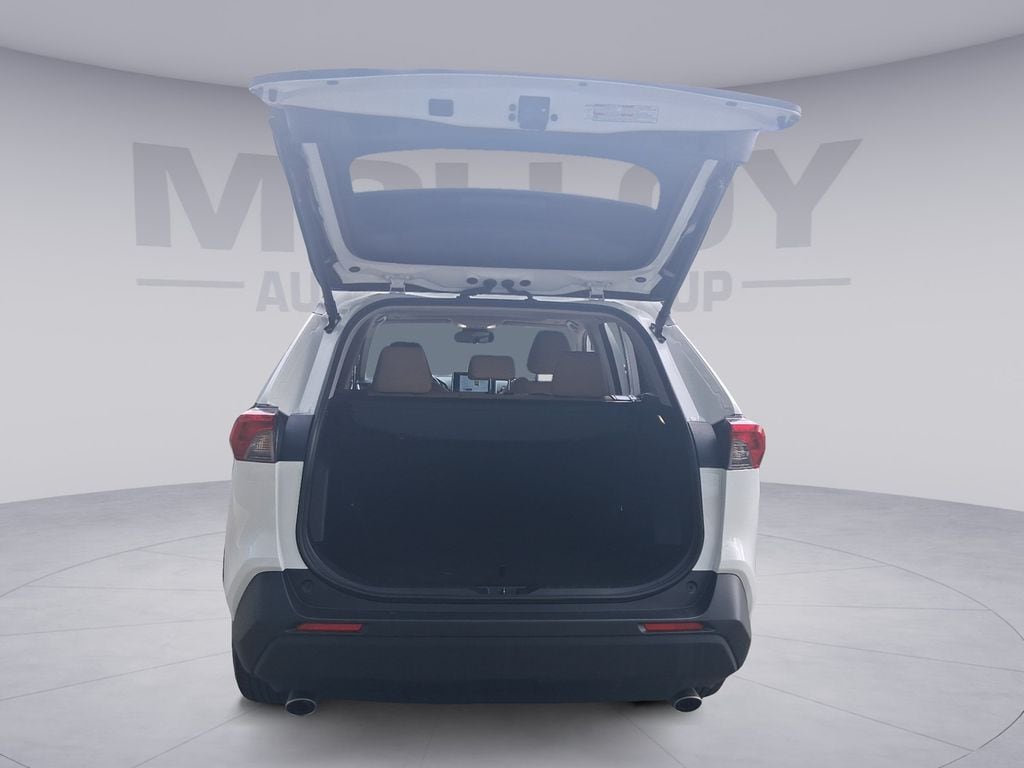 2025 Toyota RAV4 XLE - Photo 19