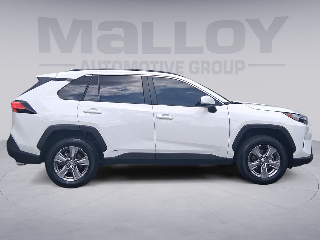 2025 Toyota RAV4 XLE - Photo 6