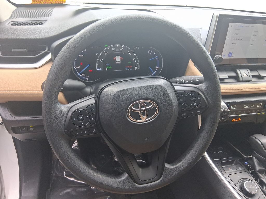 2025 Toyota RAV4 XLE - Photo 13