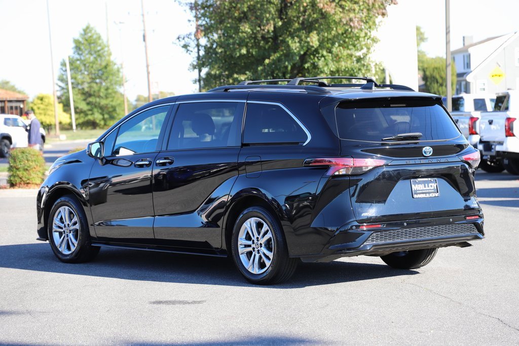 2022 Toyota Sienna XSE photo 2