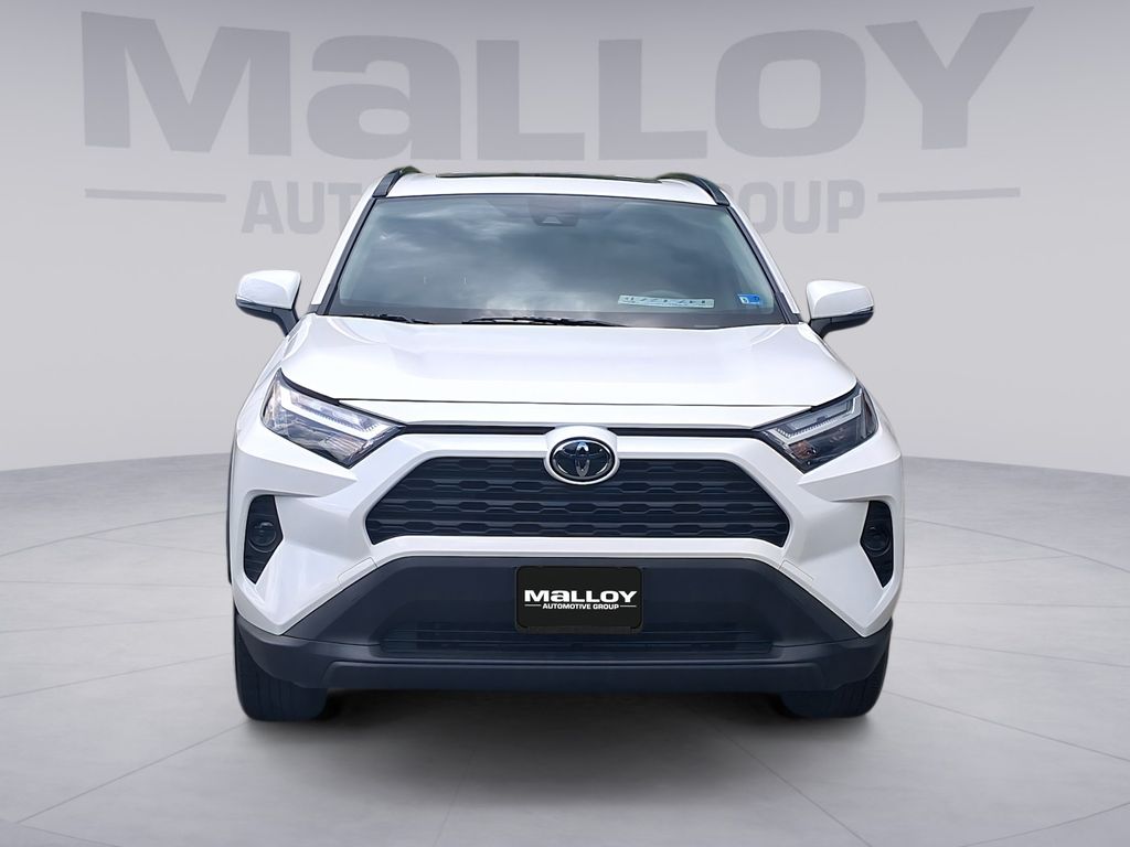 2025 Toyota RAV4 XLE - Photo 8