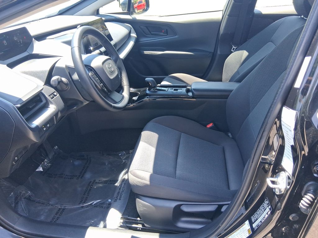 2025 Toyota Prius LE - Photo 10