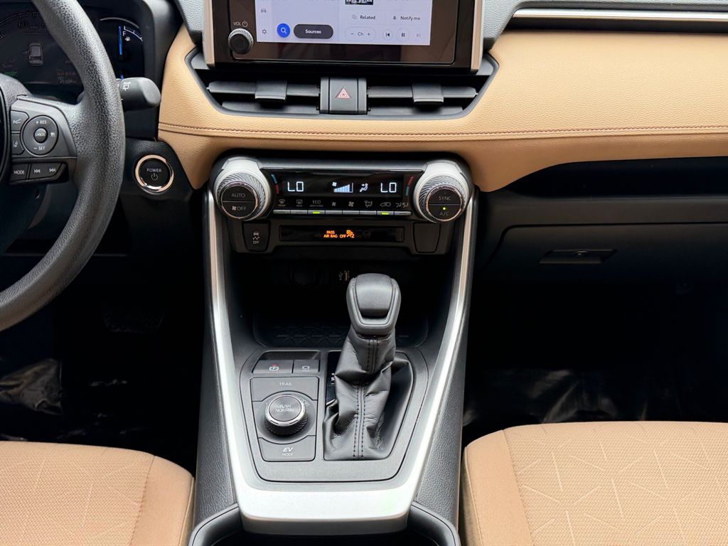 2025 Toyota RAV4 XLE - Photo 14