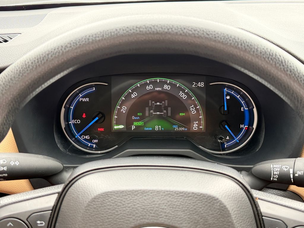 2025 Toyota RAV4 XLE - Photo 13