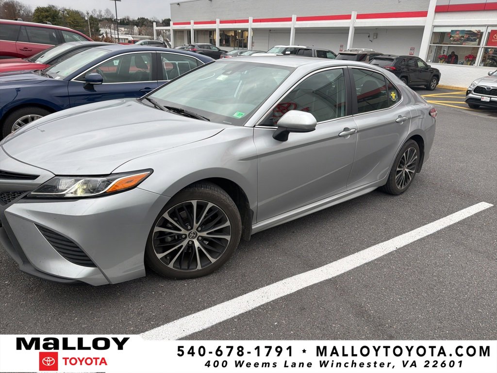 2020 Toyota Camry SE's photo